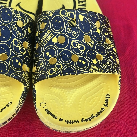RARE 🥰😉 CROCS Smiley World “Smiley Face” Yellow & Black Slides / Sandals 😉🥰 - Picture 7 of 17